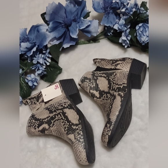 New condition booties for women size 7.5 - Picture 2 of 6